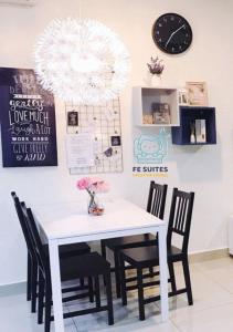 une salle à manger avec une table et des chaises blanches dans l'établissement Netflix WiFi Cozy Homestay Trefoil Setia Alam Shah Alam 沙亚南舒适温馨日租民宿, à Setia Alam