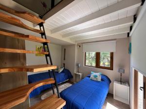 1 dormitorio con 2 literas y escalera en Complejo EL PAÑIL en Lago Puelo