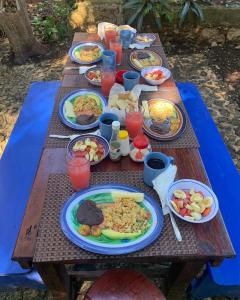 een houten tafel met borden eten erop bij Cabañas Pájaro Azul 