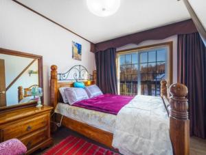 平昌的住宿－Gilson Story Pension，一间卧室设有一张大床和一个窗户。