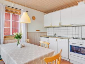 uma cozinha com uma mesa com um vaso de flores em 6 person holiday home in Brekstad em Brekstad