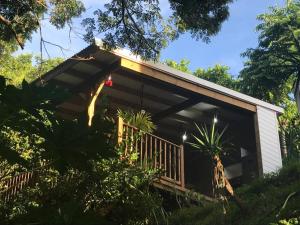 Aed väljaspool majutusasutust Chalet Colibri , Les ANSES d'ARLET 200 m plage