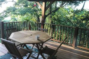 Rõdu või terrass majutusasutuses Chalet Colibri , Les ANSES d'ARLET 200 m plage