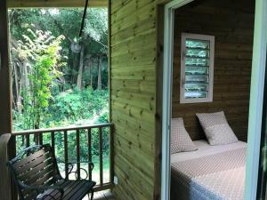 Rõdu või terrass majutusasutuses Chalet Colibri , Les ANSES d'ARLET 200 m plage