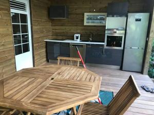 Köök või kööginurk majutusasutuses Chalet Colibri , Les ANSES d'ARLET 200 m plage