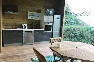 Kuchyň nebo kuchyňský kout v ubytování Chalet Colibri , Les ANSES d'ARLET 200 m plage + 37 fotografií