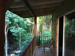 Rõdu või terrass majutusasutuses Chalet Colibri , Les ANSES d'ARLET 200 m plage