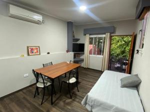 Zimmer mit einem Tisch, Stühlen und einem Bett in der Unterkunft Sol Mendocino in Mendoza
