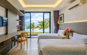 En eller flere senge i et værelse på Biệt thự mặt tiền biển Saint Simeon Resort + 134 billeder