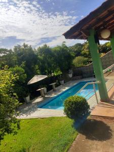 - une piscine dans la cour d'une maison dans l'établissement Chácara de Temporada - Mairiporã, à Mairiporã
