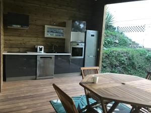 Köök või kööginurk majutusasutuses Chalet Colibri , Les ANSES d'ARLET 200 m plage