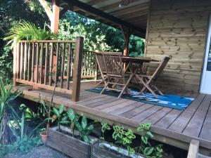 Rõdu või terrass majutusasutuses Chalet Colibri , Les ANSES d'ARLET 200 m plage