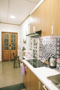 Dapur atau dapur kecil di A unique experience in Hanoi. Chic and elegance