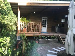 Rõdu või terrass majutusasutuses Chalet Colibri , Les ANSES d'ARLET 200 m plage