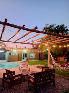un patio con amaca, tavolo e sedie di Casa con piscina y patio a 20 minutos de la ciudad a Villa Dolores