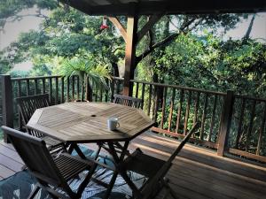Rõdu või terrass majutusasutuses Chalet Colibri , Les ANSES d'ARLET 200 m plage