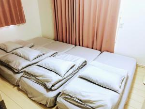 Un pat sau paturi într-o cameră la 海まで3分BBQテラス付き貸別荘 バケーションレンタルハウス Nalu resort Japan