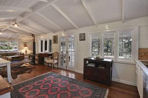 un salon avec une cuisine et un salon avec un tapis dans l'établissement Hidden Gem, Megalong Valley, Blue Mountains, à Kanimbla 16 autres photos