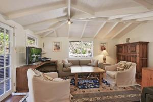 un salon avec un canapé et une table dans l'établissement Hidden Gem, Megalong Valley, Blue Mountains, à Kanimbla