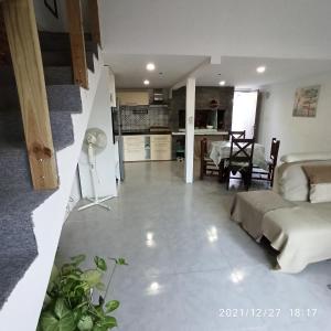 uma sala de estar com uma cama e uma cozinha em Villa Anita Piriapolis em Piriápolis