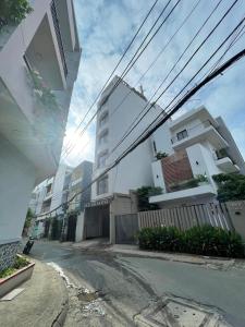une rue vide devant un bâtiment dans l'établissement Senho Hotel, à Hô-Chi-Minh-Ville