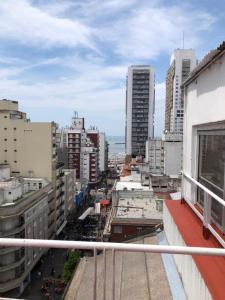 vistas a una ciudad con edificios altos en Check and Home - Sacoa - 6 huéspedes con vista al mar, terraza privada y parrilla en Mar del Plata