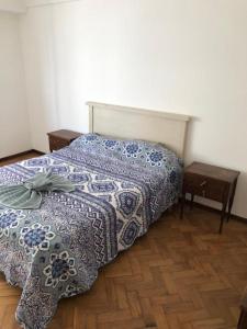 1 dormitorio con 1 cama y 2 mesitas de noche en Check and Home - Sacoa - 6 huéspedes con vista al mar, terraza privada y parrilla en Mar del Plata