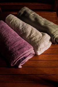 un mucchio di asciugamani seduti su un pavimento in legno di Sinuan homestay- Jabu 02 a Pandanga