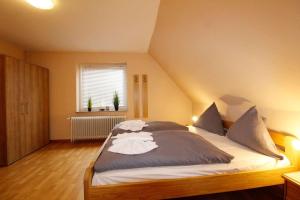ein Schlafzimmer mit einem großen Bett in einem Zimmer in der Unterkunft Ferienwohnung Düneneck 14 OG/links in Sankt Peter-Ording