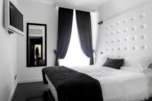 A bed or beds in a room at Pantheon Royal Suite