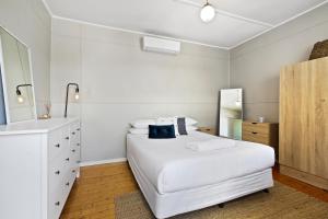 Giường trong phòng chung tại Howitt House