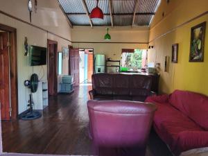 卡維塔的住宿－CASA VERO CAHUITA, A 100 M. DEL PARQUE NACIONAL，客厅配有沙发和椅子