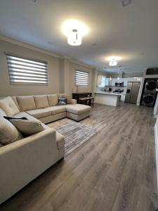 ein großes Wohnzimmer mit einem Sofa und einer Küche in der Unterkunft SHAK Condos- Luxury, Functionality and Comfort in Saint Helena