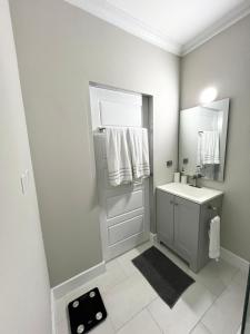 uma casa de banho com um lavatório e um espelho em SHAK Condos- Luxury, Functionality and Comfort em Saint Helena