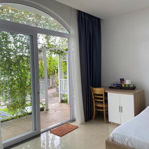 Postel nebo postele na pokoji v ubytování Homestay Tulip Garden Bảo Lộc