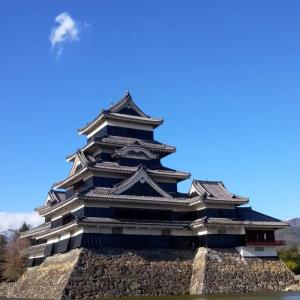 un edificio alto en un castillo osaka en Hostel みんか松本 en Matsumoto