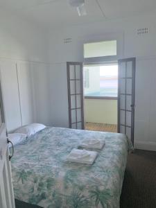 1 dormitorio con cama, ventana y ventana en Harrington Hotel, en Harrington