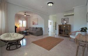 una sala de estar con un sofá y una mesa en Lovely Home In Ciudad Quesada-Rojales, en Rojales