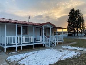 uma pequena casa branca com neve no alpendre em Bryce’s Zion House by Bryce Canyon National Park! em Panguitch