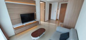 TV a/nebo společenská místnost v ubytování TreeParkCity apartments by WinsHome