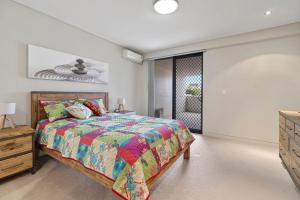 Postel nebo postele na pokoji v ubytování Coast on Coral Luxury Apartment Unit 15