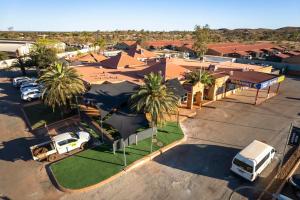 纽曼Red Sands Accommodation Newman的棕榈树停车场的顶部景色
