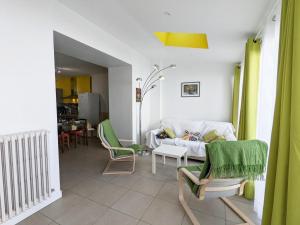 ein Wohnzimmer mit einem Sofa und Stühlen in der Unterkunft Gîte Gond-Pontouvre, 4 pièces, 6 personnes - FR-1-653-181 in Le Gond-Pontouvre