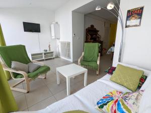 ein Wohnzimmer mit einem Sofa, Stühlen und einem Tisch in der Unterkunft Gîte Gond-Pontouvre, 4 pièces, 6 personnes - FR-1-653-181 in Le Gond-Pontouvre