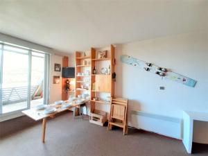 a room with a desk and a table and a window at Studio Cabine 6 Pers. Avec Ascenseur et Casier à Ski - Piau-Engaly - FR-1-457-313 in Aragnouet