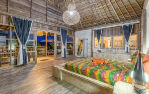 sypialnia z dużym łóżkiem w pokoju w obiekcie Le Yanandra Bali Resort w mieście Jimbaran
