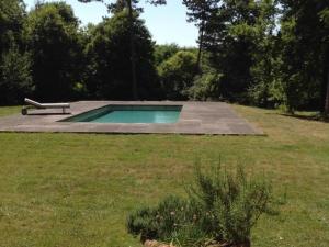 una piscina en un patio con un banco en Gîte Beaulieu-sur-Sonnette, 2 pièces, 2 personnes - FR-1-653-219, en Beaulieu-sur-Sonnette