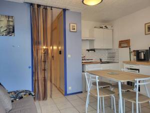 Kuchyňa alebo kuchynka v ubytovaní Studio avec Terrasse, Parking Privé et Accès Direct à la Plage - FR-1-465-86