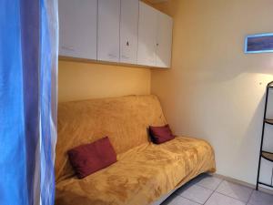 Posteľ alebo postele v izbe v ubytovaní Studio avec Terrasse, Parking Privé et Accès Direct à la Plage - FR-1-465-86