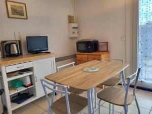 Kuchyňa alebo kuchynka v ubytovaní Studio avec Terrasse, Parking Privé et Accès Direct à la Plage - FR-1-465-86